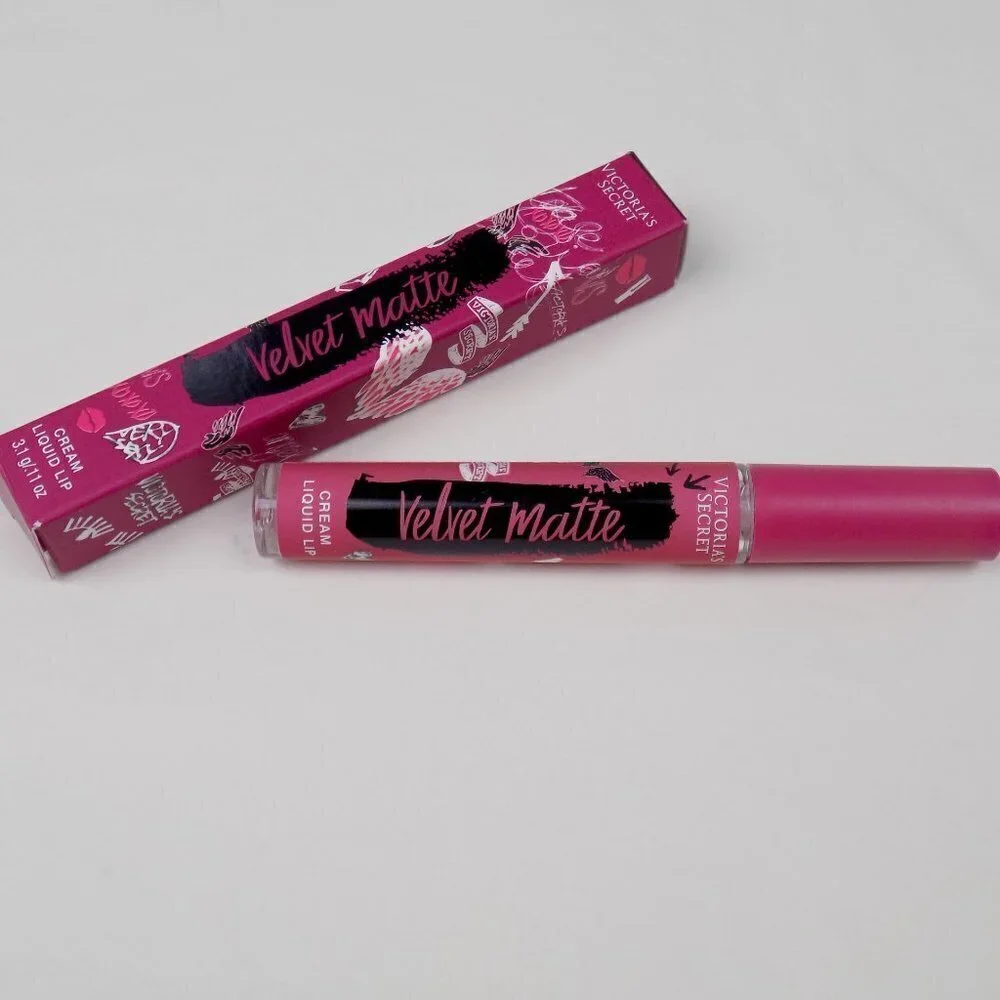 new in box! Victoria's Secret magnetic velvet matte lip kit